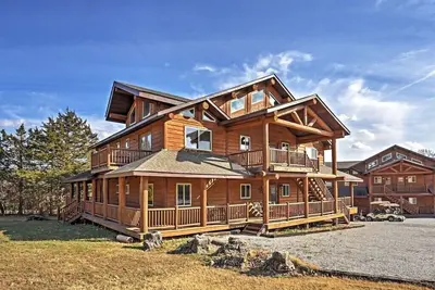 Image de Kings River Lodge North” - Spacious 10 Bedroom Log Cabin Across from the Lake!