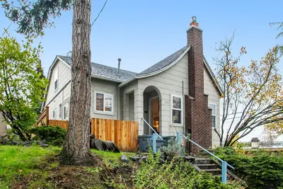Image de Classic, two-story home w/ high-speed WiFi, furnished deck, and washer/dryer