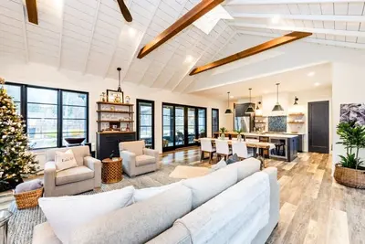 Image de Darby Cottage - Clean Union Pier Home With Hot Tub and Close To Private Beach!