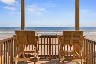 Image de Happy Ours---Beautiful beach front condo in Surfside Beach, Texas.