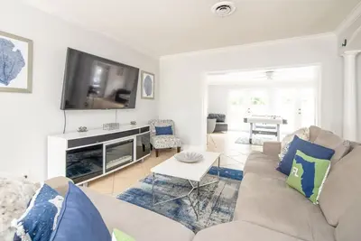 Image de New Modern Luxury Home In Hollywood 5/3+ Pool