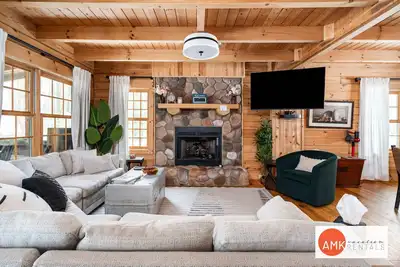 Image de Wander Inn - Updated Log Cabin near shared beach