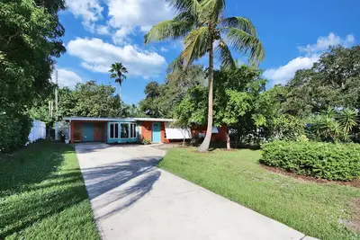 Image de Old Florida Key West Cottage w/ river access