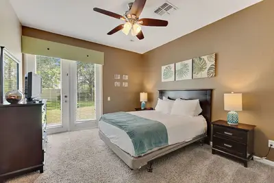 Image de Close to Universal and Convention Centre