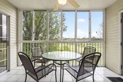 Image de King Bedroom Walk-in Golf Condo with Sunroom, Full Kitchen, and Dining Area, Ticket & Golf Deals