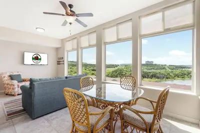 Image de Relax and Unwind! Beautiful Lake View Condo with Sunroom and Private Deck at The Majestic