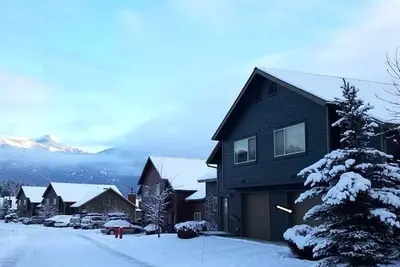 Image de Big Sky Home, Spacious and Clean, with Private Hot Tub, Fireplace and Garage