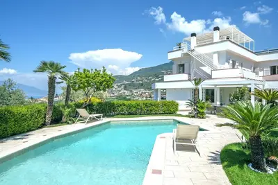 Image de Maison de vacances privée avec bain à remous, piscine, climatisation, Wifi, Tv, terrasse