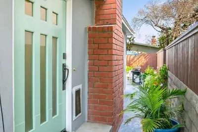 Image de 3 Bedroom 2 Bathroom Bungalow Steps from the Sand