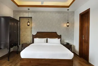 Image de Hydewest India Orchid King Gold Grande Studio w\/ Kitchenette