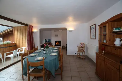 Image de Chalet Bouquetin- \" Ecureuil 2\" 12 pièce 9 chambres 18 à 22 personnes Plein sud