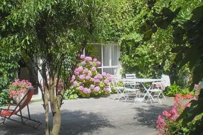 Image de Maison rétaise avec cour au cœur du village