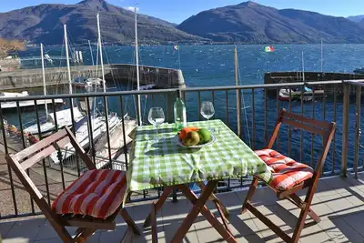 Image de Modern apartment with balcony and lake view, located directly on Lake Como