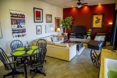 Image de Two bedroom two bath furnished apartment with 2 king beds and full kitchen