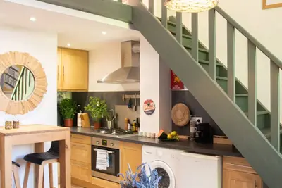 Image de Cozy mezzanine dans bel immeuble historique, confort assuré