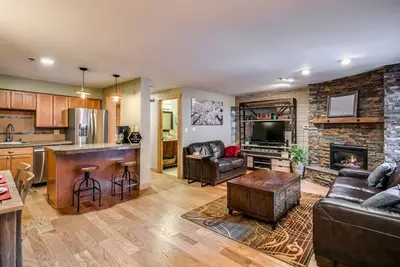 Image de 4295 Columbine #15  · Top Floor East Vail With View Steps to Ski Shuttle