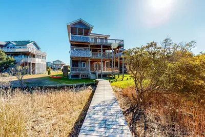 Image de Waterfront, dog-friendly, elevator, private hot tub, pool access & Ac