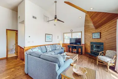Image de Charming house with ocean view, private hot tub & pool access, washer/dryer & Ac