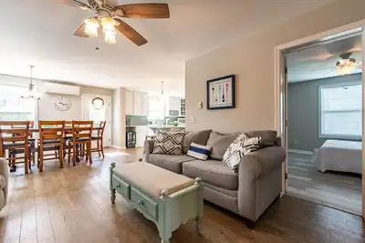 Image de Beautiful & Bright Bonnet Shores Home with Views!