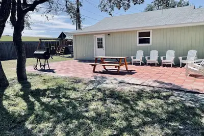 Image de 3 bd/2 ba with large yard only 2 miles from beach!
