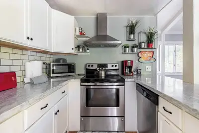 Image de Villa De Los Pinos 15-Updated retreat close to town, shops, shuttle and more!