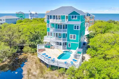 Image de Sound-view, renovated home with saltwater pool, hot tub, & game room
