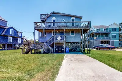 Image de Dog-friendly home steps from beach with yard, multiple decks, and arcade game