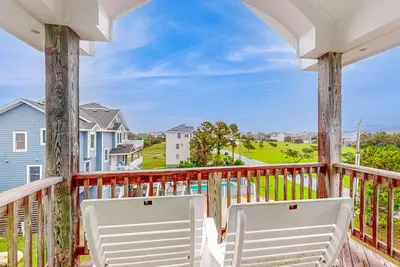 Image de Spacious, dog-friendly house with private pool, hot tub, pool table & central Ac