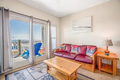 Image de Second-floor oceanfront condo with ocean view, pool, & central Ac