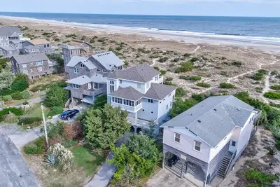 Image de Dog-Friendly Oceanfront House w/ Shared Pool, Private Hot Tub, Ac, & Free WiFi