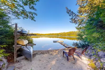 Image de Lakefront cottage on Big Pea Porridge Pond w/ private dock, beach, kayaks, canoe