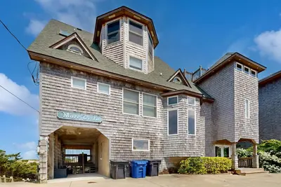 Image de Oceanfront home with private hot tub, infinity pool, Ac, decks & full kitchen