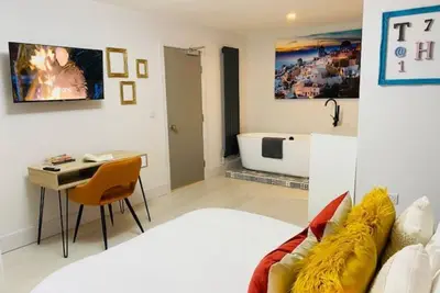 Image de Supérieure-Suite-Salle de bain et douche-With Tv