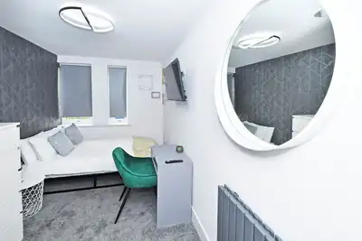 Image de Supérieure-Double-Salle de bain et douche-With Tv