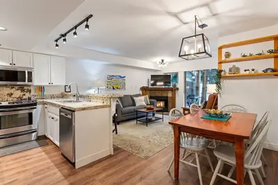 Image de 3br | Valhalla | King Bed | Village Location | Communal Hot Tub | Gas Fireplace | Parking
