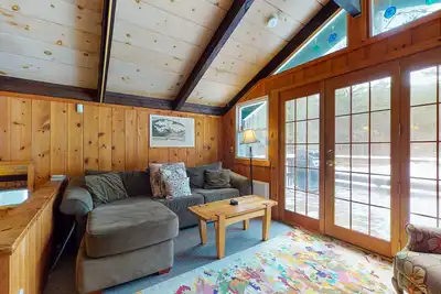 Image de Two-story charming retreat w/deck, private gas grill, and private washer/dryer