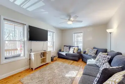 Image de Dog-friendly home with large deck, Ac, grill, fireplace & beach access