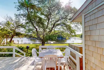 Image de Waterfront House w/ Water View, Shared Pool, Private Washer/Dryer, & Free WiFi