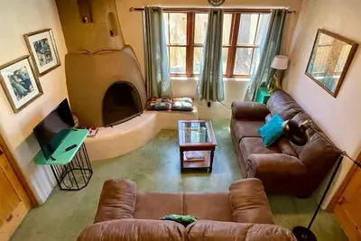 Image de Peaceful\/Relaxing. Walking distance to the Taos Plaza, side-walks all the way.