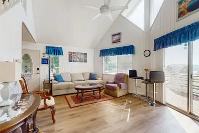 Image de Dog-friendly home with lake access - fireplace, decks, fire table & gas grill