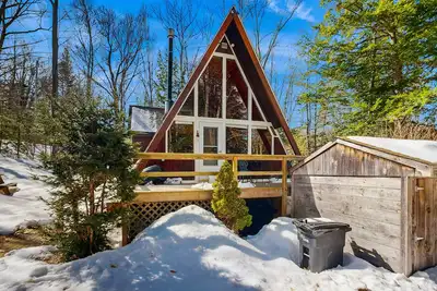 Image de Dog-friendly A-frame with firepit, fireplace, Ac, & kayaks - walk to the beach