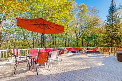 Image de Tree-lined, dog-friendly house with WiFi & expansive deck - walk to a lake beach