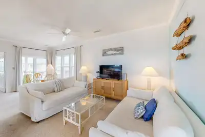 Image de Fka Kimogener Point - ocean views, WiFi, W/D, balcony, pool & beach access