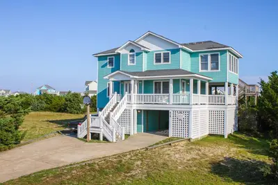Image de Dog-friendly lakefront home with private pool, hot tub, & tennis