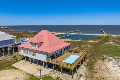 Pool! Dock! Two Master Bedrooms. Private & public beach access. Sleeps 12