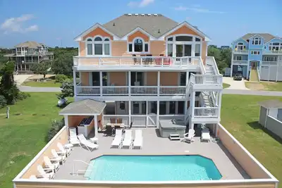 Image de Dog-friendly house with tennis, private pool, hot tub, & fireplace