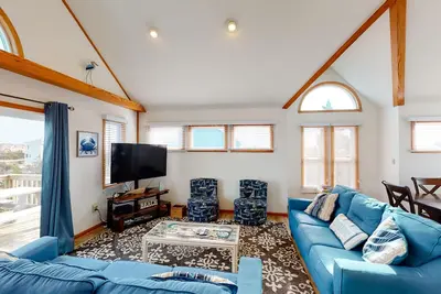 Image de Bright home with pool & tennis access, central Ac & W/D - walk to the beach