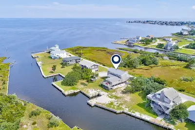 Image de Waterfront house w/water views, private hot tub, theater room, game room/bar, Ac