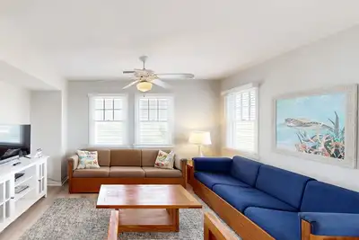 Dog-friendly townhouse w/ WiFi, private W/D, shared pool, Ac - ocean view