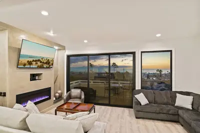Image de Newly remodeled home with breathtaking ocean view.